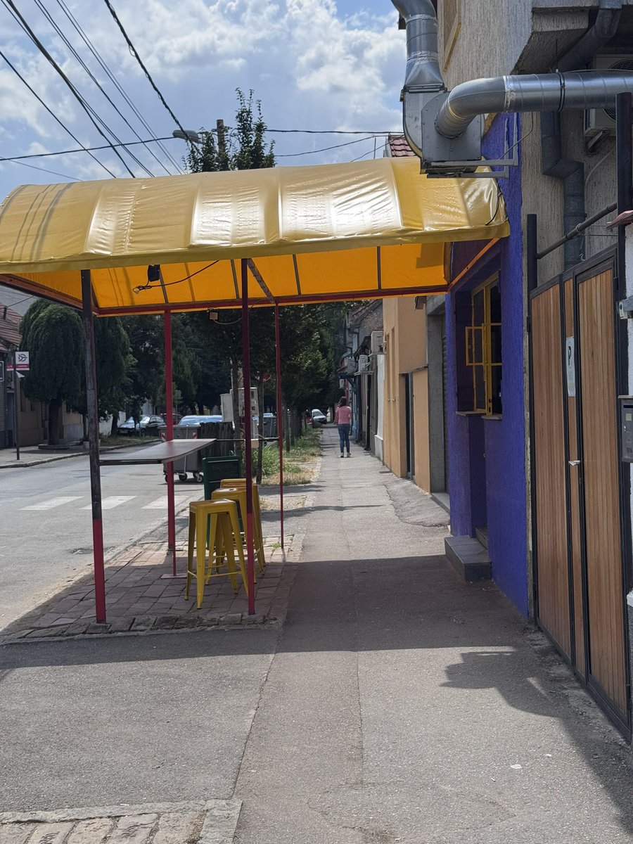 goksipp's tweet photo. Da li lokal u Novogradskoj 2 ima dozvolu za zauzeće trotoara? Evo 2:44 je u stambenoj ulici, grupa od desetak klinaca sedi u ovoj improvizovanoj bašti i urla @prijavi_problem https://t.co/iNnTtvgfG9