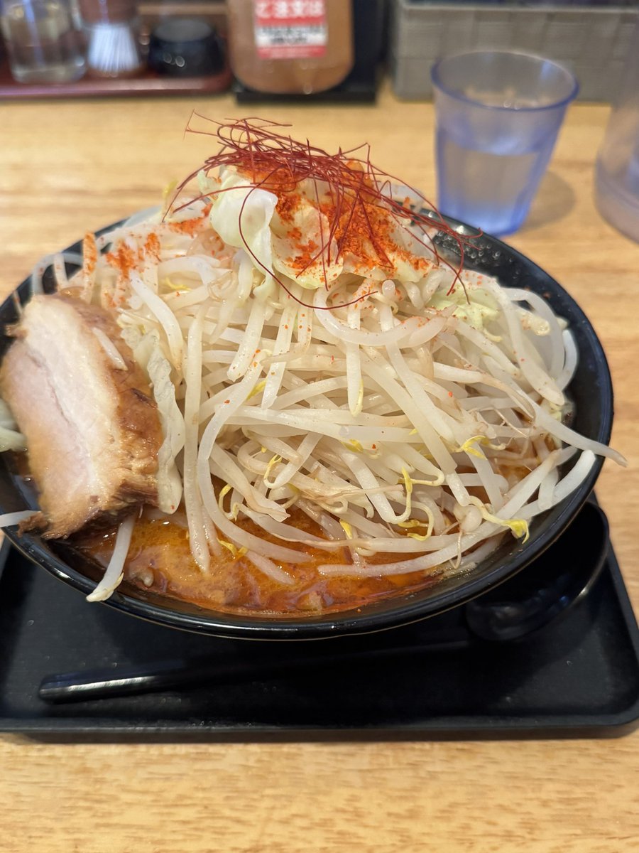 _enel_'s tweet photo. 小諸は御影新田、夢我夢中。
紅の豚大盛野菜増し。暑くなってくると、辛いのがいい！
自家製ラー油と一味がきくー！豚骨スープにゴロゴロの背脂、もっちり太麺に辛みをまとってまいうー。夏じゃなくても食べるけど、暑い夏は辛いのまいうー。

#夢我夢中
#小諸
#紅の豚
#らーめん
#まいうーチャンネル https://t.co/DIf8SR37IJ
