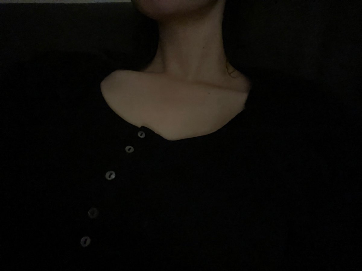 Yuris0m0's tweet photo. Collar bone bc cos whatev https://t.co/a33zOIOLQO