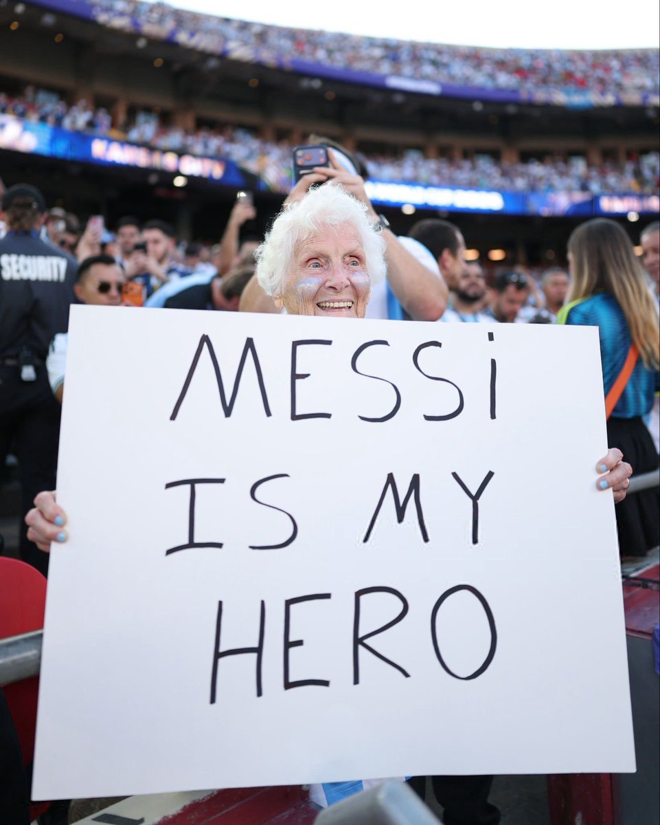 JeffFcb14's tweet photo. Jajaja mi abuela está en el estadio para ver a Messi https://t.co/DnYJRkyT2l