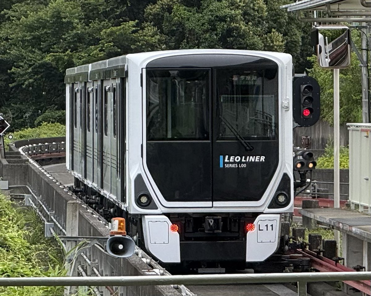 CK_222_NJ's tweet photo. 新しいレオライナーいた🚃
かわいい https://t.co/6Bb9AKgsJp