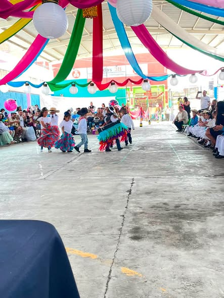 AlexNavarroNR's tweet photo. #FelizSabado 
La Escuela Humberto Vidal, en Atizapán, celebró hoy la ceremonia de clausura de una generación más de estudiantes que concluyeron con éxito una importante etapa de su formación.
https://t.co/XzSGpXUCiQ
#AntorchaEsEducacion https://t.co/cM4PDcY97S