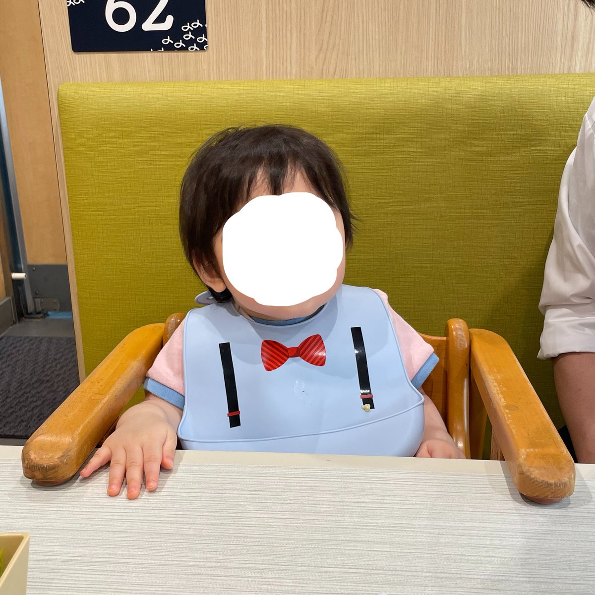 raimu_splzel's tweet photo. 1歳が近づいてきて成長著しくてまだまだ赤ちゃんでいいんだよの気持ち😇手離して立つ時間も増えてきたし、お店の子ども椅子にも座れるようになった🙌🏻嬉しいけど少しさみしい🥹 https://t.co/hHovWJl716