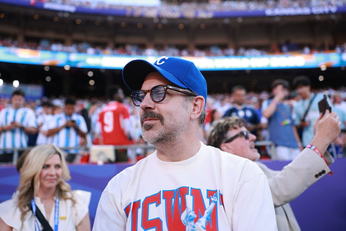 SudeikisNews's tweet photo. 📸 | jason sudeikis at argentina vs switzerland world cup game https://t.co/3kM72TfUVj
