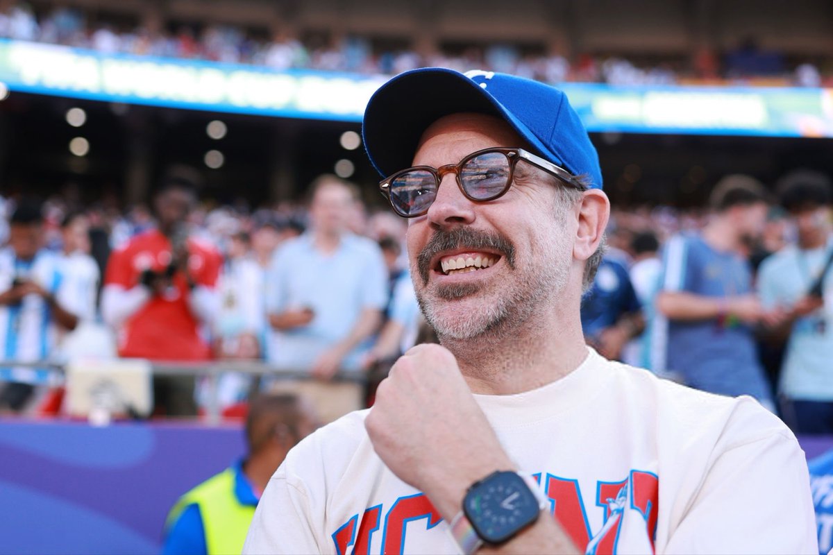 SudeikisNews's tweet photo. 📸 | jason sudeikis at argentina vs switzerland world cup game https://t.co/3kM72TfUVj