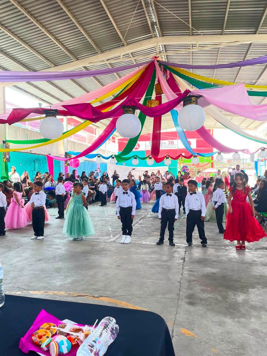 AlexNavarroNR's tweet photo. #FelizSabado 
La Escuela Humberto Vidal, en Atizapán, celebró hoy la ceremonia de clausura de una generación más de estudiantes que concluyeron con éxito una importante etapa de su formación.
https://t.co/XzSGpXUCiQ
#AntorchaEsEducacion https://t.co/cM4PDcY97S