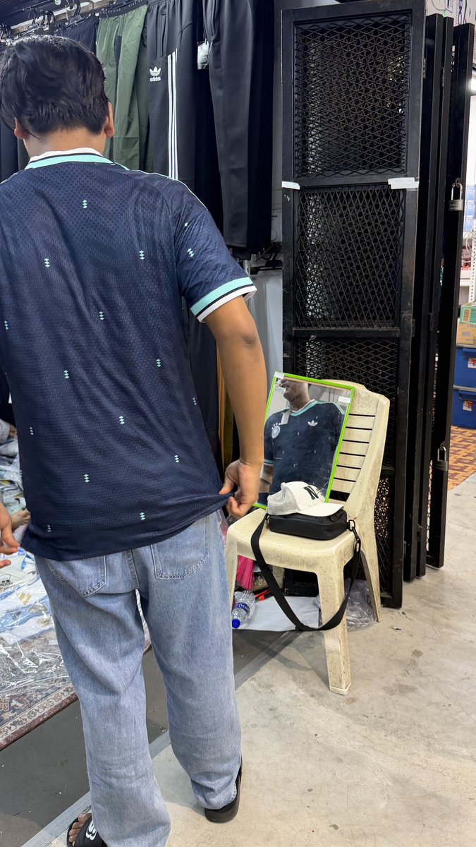 user310304's tweet photo. @4shobae ketemu ryul fitting baju https://t.co/2g2rIpAtld
