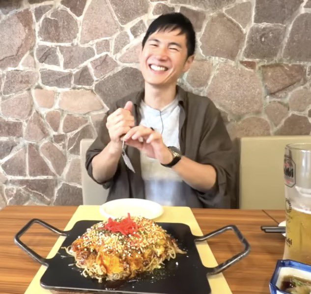 d8wyGmHQOz65495's tweet photo. 安芸高田焼きツアーin奈良

ビール🍺大を頼んで嬉しそう
お好み焼きピザ🍕カットはなるほどと納得🤭

笑顔いっぱい見れました
＃石丸伸二 
＃安芸高田焼きツアー https://t.co/N7htiek0gn