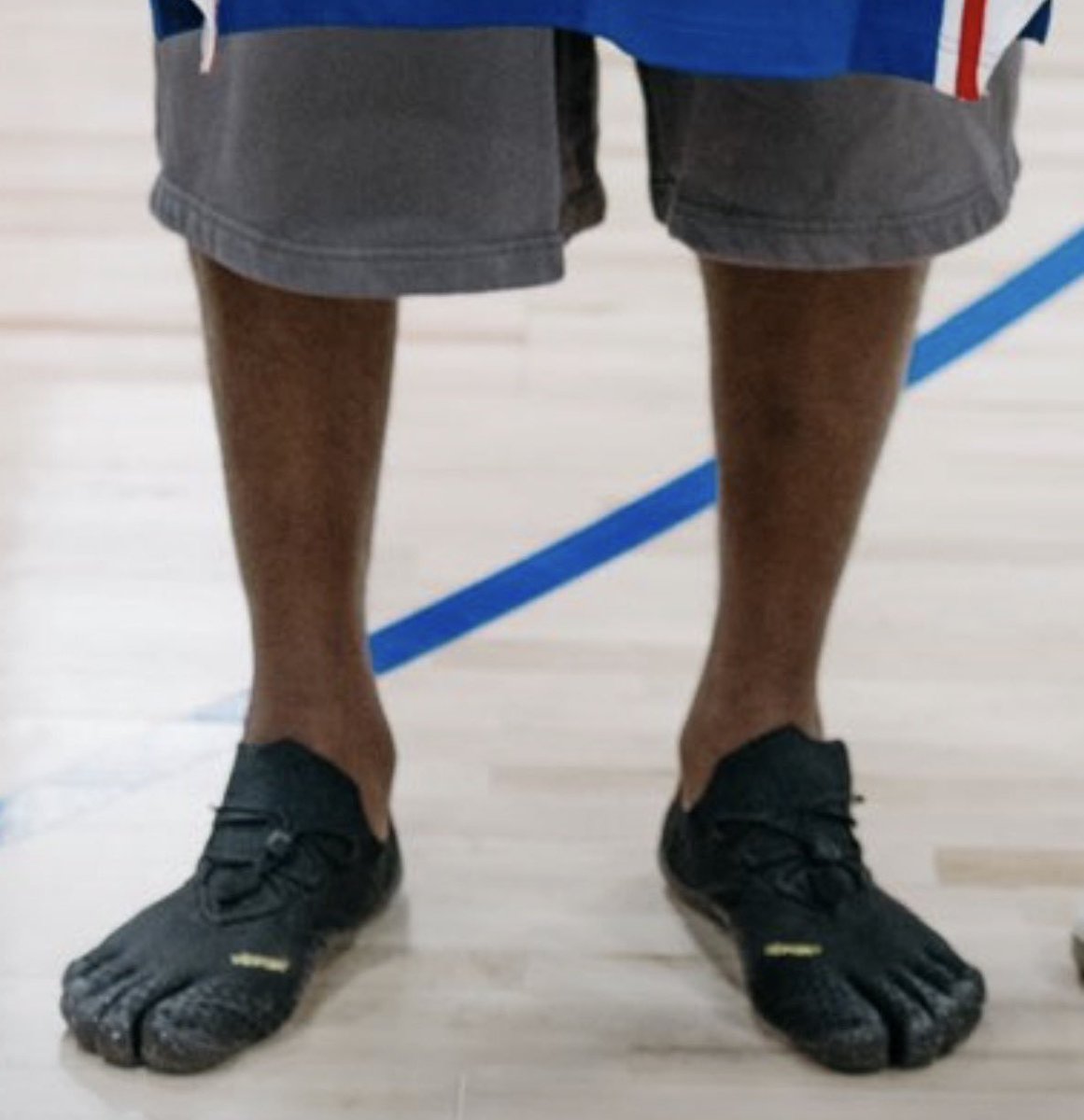 NBAdoPovo's tweet photo. Alguém que tipo de calçado é esse? https://t.co/s8BCuLOoF8