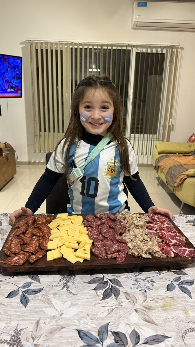 PampaGuille's tweet photo. Sin asado nos arreglamos con esto. 

Buenas noches.

Vamos Argentina 🇦🇷🇦🇷🇦🇷 https://t.co/MWcwBgnLfs