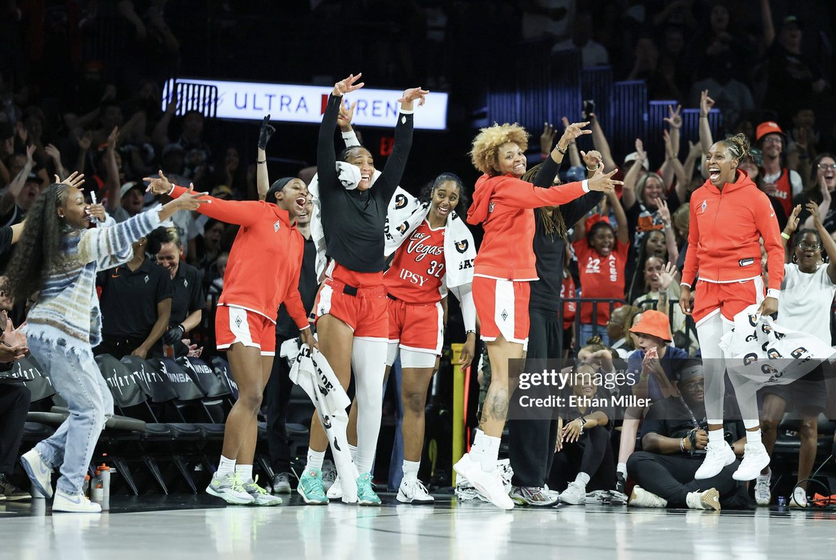 Jesse_hov's tweet photo. The Aces bench reacting to Justine's performance. I love my team, man. https://t.co/zZw6iVQ0Jd