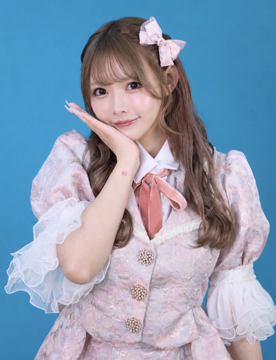 JPopProjectNews's tweet photo. Former NMB48 member Azusa Uemura has announced her return to the idol world as a member of recently formed group "Kakekko!" saying this will be her last time. Since graduating from NMB48 the 27-year-old became producer/member of idol group "mignon" who disbanded in April. However, she also announced that auditions for a new line-up of that group would take place, though this time she would only be the producer. https://t.co/1r3zdJR41t
