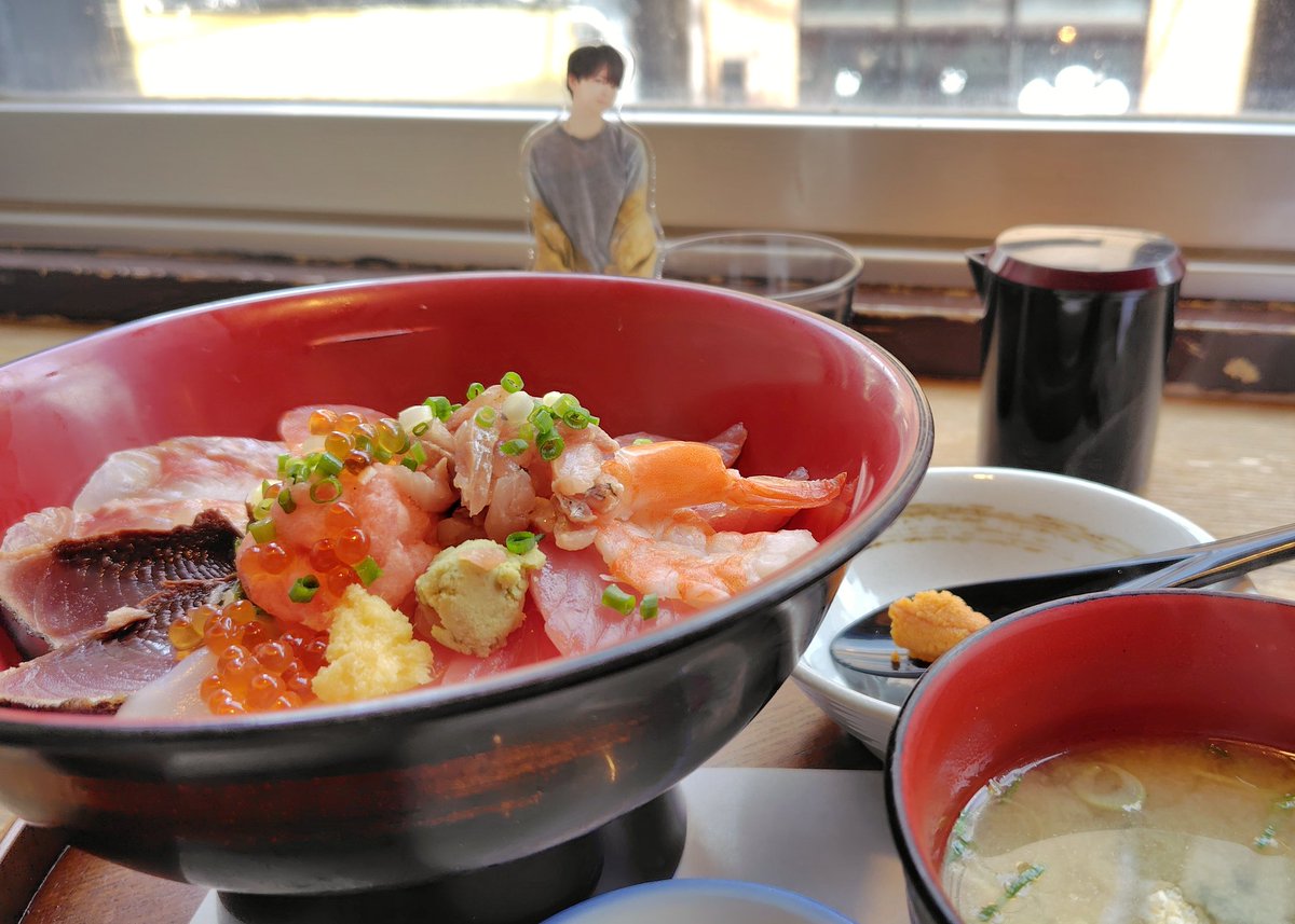 mintjulep819's tweet photo. SideM衣装展終えて井之頭五郎状態になったので、前に相互さんに教えてもらった海鮮のお店へ
土曜日ランチ限定らしい海鮮丼〜

ここ居酒屋タイムも行ってみたい🤤🍶

#お腹が空きました
渋谷　肴とり https://t.co/djUtqCtgxh