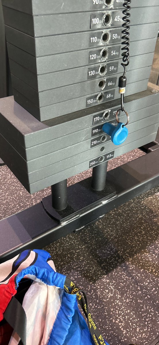 deadlift_alien's tweet photo. ラットプルダウン、自体重ぐらいの重量なら素手 https://t.co/7nnltbCWZw