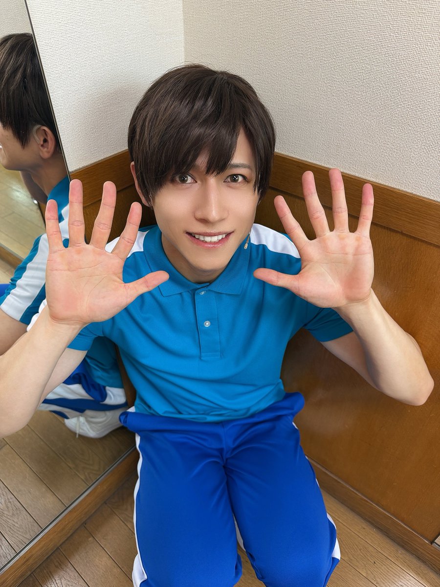 ryuto_o126's tweet photo. 本日千秋楽です。
残り2公演、変わらず全力でやらせていただきます。

よい子のみんな〜！
今日も元気に楽しい体操、始めるよ〜！

#舞台うらみち https://t.co/lgNrcdqrgm