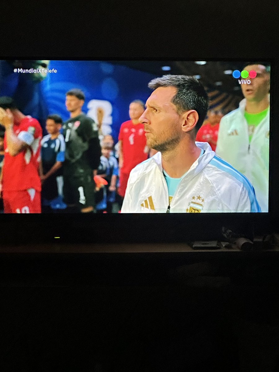 sardellieliseos's tweet photo. CADA VEZ QUE LO VEO A MESSI PIENSO QUE ESTE PUEDE SER EL ULTIMO PARTIDO Y SE ME ESTRUJA EL PECHO TENES QUE SER ETERNO PORFAVOR https://t.co/76f3PY8YXd