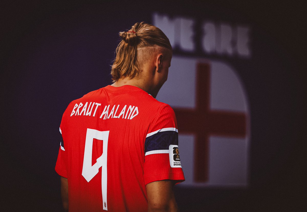 resenhaescrita's tweet photo. Admirava muito o jogador Haaland.

Mas essa Copa conseguiu me apresentar outra ótica e fui além. Agora, admiro a pessoa Erling Haaland.

Mesmo sendo eliminado da competição por conta dos 2 gols marcados por ele, não consegui ter raiva.

Balançou as redes, não fez alarde na comemoração, foi cordial e assim venceu com elegância.

Isso tudo a troco de nada. Aliás, mostrou o que é respeito, como em todos os momentos.

Fez isso durante a Copa toda e sai com 7 gols em sua primeira edição, guiando uma seleção sem tradição.

O maior jogador da história do seu país com 25 anos sendo feliz fazendo o que ama.

Em um torneio cada vez mais problemático e confuso externamente e internamente, é lindo ver um jogador sendo um “ser humano”. Ainda mais quando sempre foi comparado a um robô.

A frase que compõe sua biografia no Instagram é:

“Todas as manhãs você tem duas opções: continuar dormindo com seus sonhos ou acordar e correr atrás deles”.

Como não ser fã de um cara desse?

Que a carreira desse craque seja cada vez mais vitoriosa. Fez uma Copa brilhante!