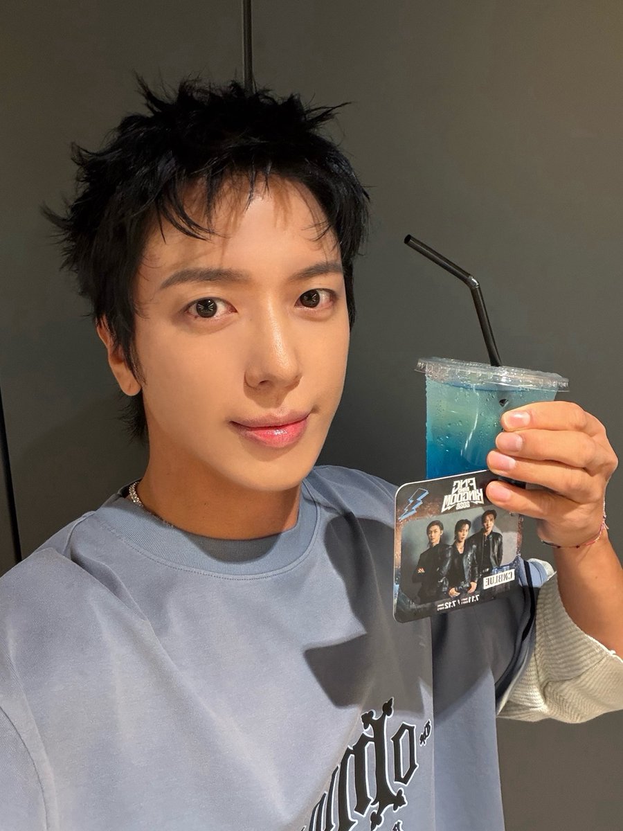 cnblue_japan's tweet photo. ＼FNC BAND KINGDOM 2026／
コラボドリンク＆フード販売中‼︎📢

メンバーも実食‼︎🍹
ぜひ皆さんも食べてみてください❣️

🔗詳細はこちら
https://t.co/HnP3FXTox9

#FNCBANDKINGDOM #CNBLUE https://t.co/3oZpTrdP2q