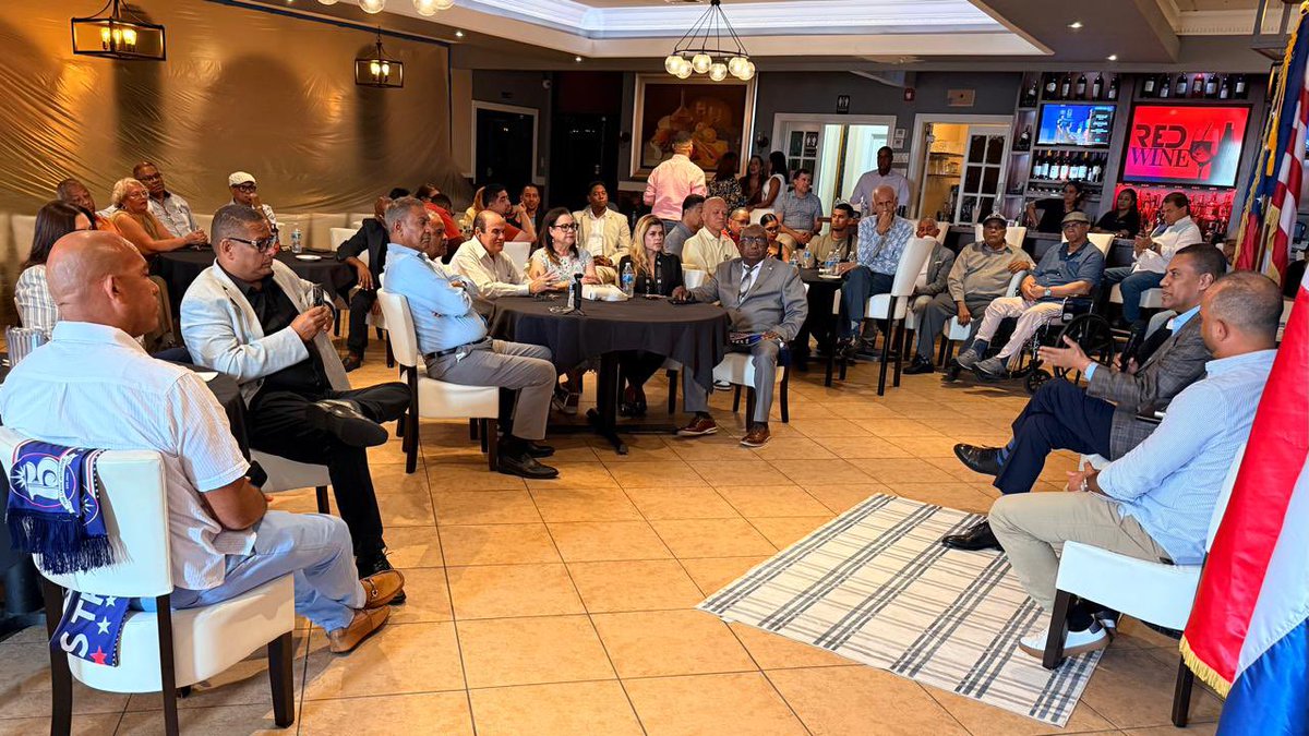 ggomezmazara's tweet photo. En Filadelfia, hablando con la diáspora sobre política, economía, el libro Para que no se repita y el futuro del país. 🇩🇴
.
G.G.M. https://t.co/TXnvutxoR1