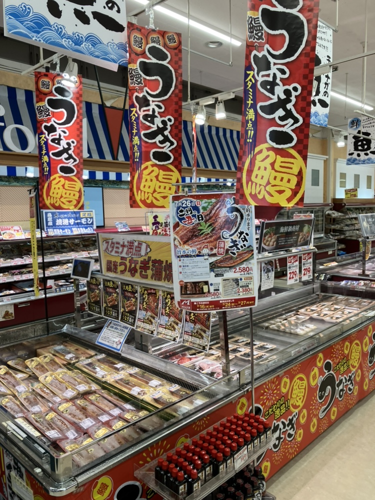 06_morinaga's tweet photo. 青果コーナーで巨峰とシャインマスカットの輝きに目を奪われ、鮮魚コーナーでは美味しそうな特大のうなぎのに引き寄せられ、精肉コーナーの黒毛和牛でトドメを刺される🥳
これ、どれから攻めるのが正解ですか？笑 
とりあえず胃袋が足りない・・。
＃川副　＃佐賀　＃夏　＃気温 https://t.co/kdlO7GtFw0