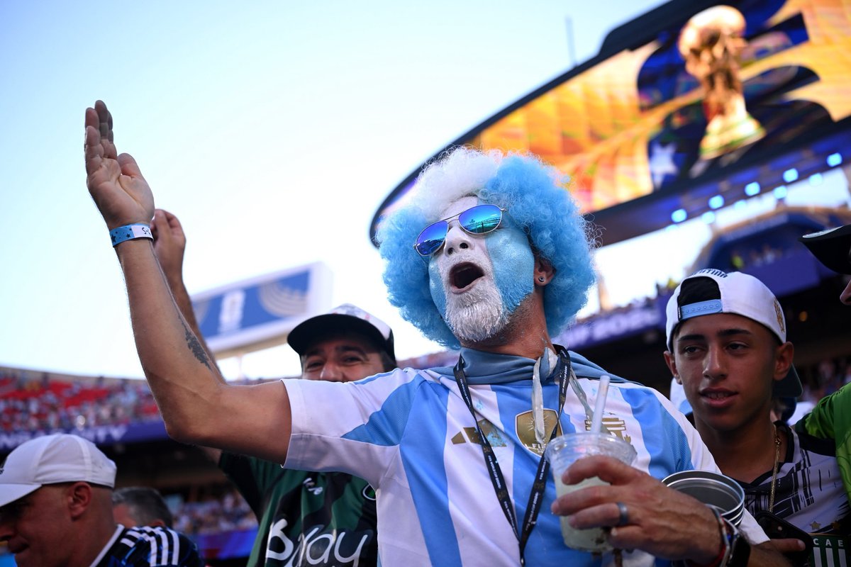 FreeSportSV's tweet photo. Se viene la campeona del mundo en su partido contra #Suiza.

Miles de Argentinos ya listos para apoyar a su selección en este partido de Cuartos de Final del Mundial 2026. https://t.co/MMkf5q7JwE