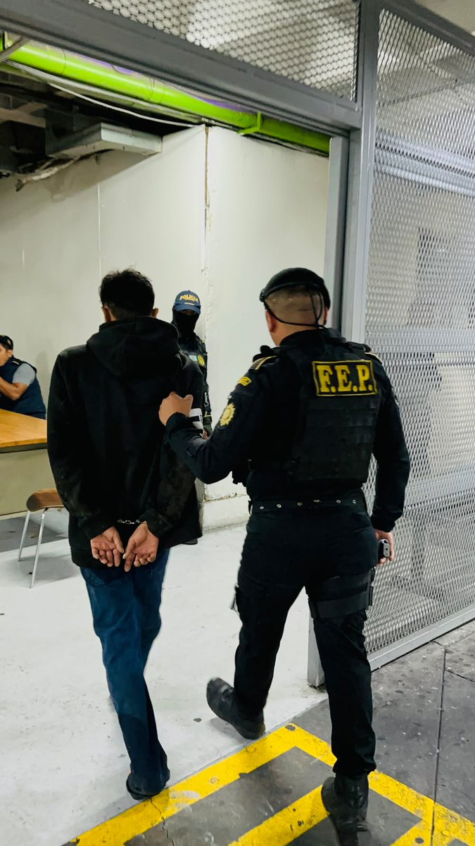 PNCdeGuatemala's tweet photo. Durante recorridos de seguridad ciudadana en la colonia Villa Las Mercedes, Villa Canales, Fuerzas Especiales de Policía #FEP capturaron a Fernando “N”, de 21 años, presunto integrante de la mara salvatrucha quien portaba una pistola Taurus y dos tolvas sin licencia respectiva. https://t.co/GirRWMpjP8