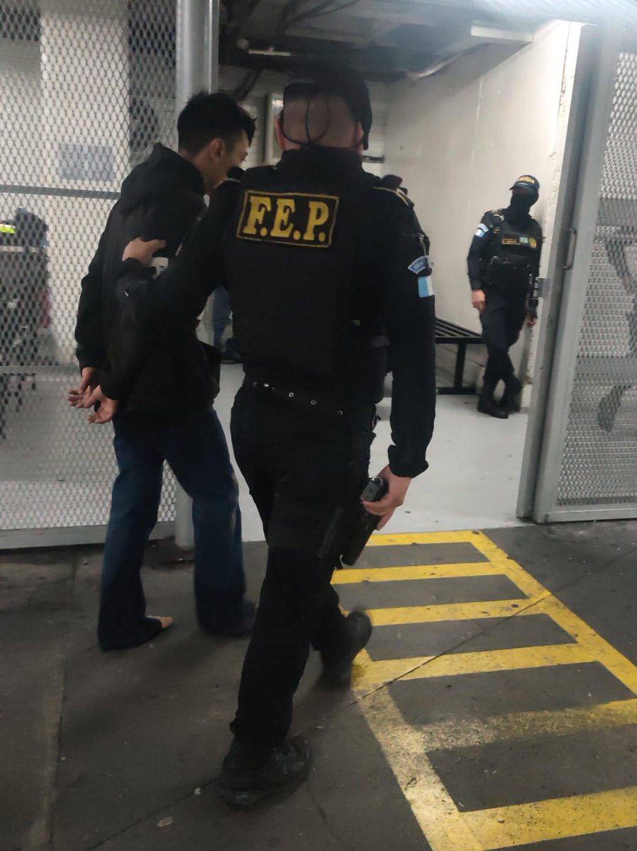 PNCdeGuatemala's tweet photo. Durante recorridos de seguridad ciudadana en la colonia Villa Las Mercedes, Villa Canales, Fuerzas Especiales de Policía #FEP capturaron a Fernando “N”, de 21 años, presunto integrante de la mara salvatrucha quien portaba una pistola Taurus y dos tolvas sin licencia respectiva. https://t.co/GirRWMpjP8