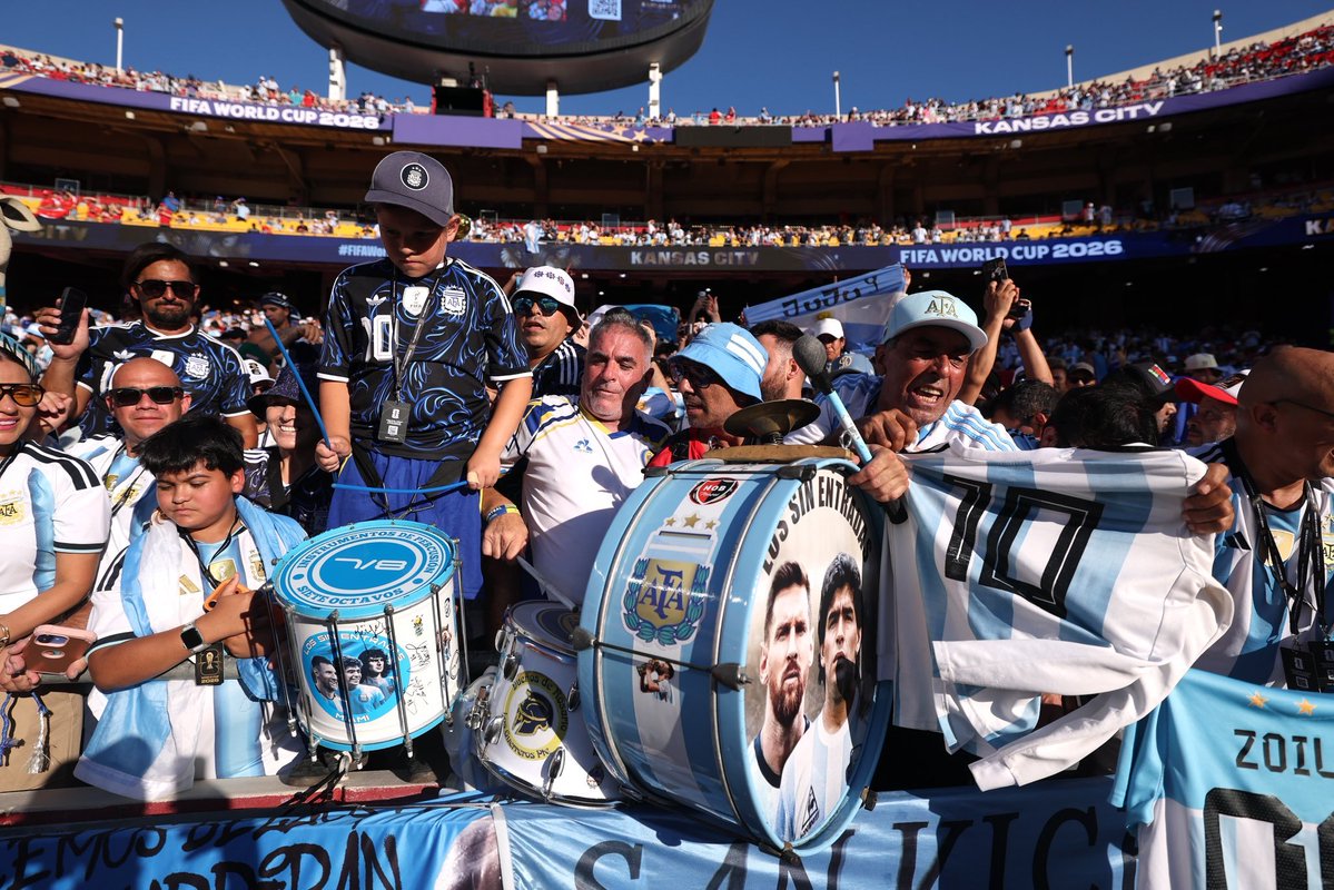 FreeSportSV's tweet photo. Se viene la campeona del mundo en su partido contra #Suiza.

Miles de Argentinos ya listos para apoyar a su selección en este partido de Cuartos de Final del Mundial 2026. https://t.co/MMkf5q7JwE