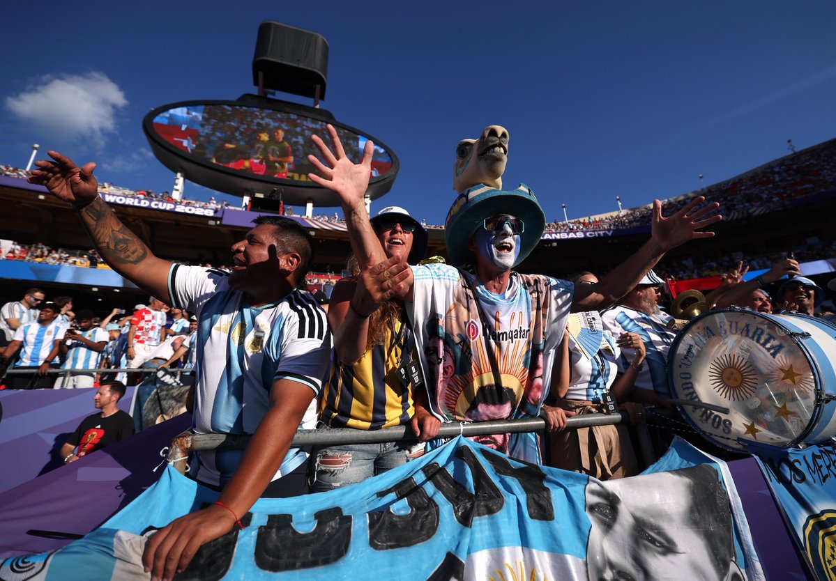FreeSportSV's tweet photo. Se viene la campeona del mundo en su partido contra #Suiza.

Miles de Argentinos ya listos para apoyar a su selección en este partido de Cuartos de Final del Mundial 2026. https://t.co/MMkf5q7JwE