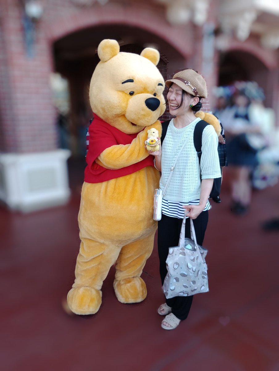 emiri_hap's tweet photo. 【2026年7月9日(木)今日のハッピースマイル】チケット安い期間に夏ディズニー♪食べて飲んで水浴びまくった1日でした^^アトラク4つのみだけどトイ・ストーリーのスタンプラリーもやって大満喫！マジミュの初回2階席、開場後に行ったけど余裕で見られたし、クールダウン3回したし、プーに念願のサイン https://t.co/US8Uxfj8HT