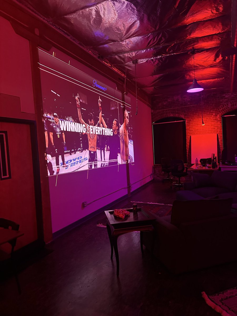 BLVCKLIGHTai's tweet photo. Watching the fight in the new spot 🤘🏼🤘🏼 https://t.co/klSC3sVAKH