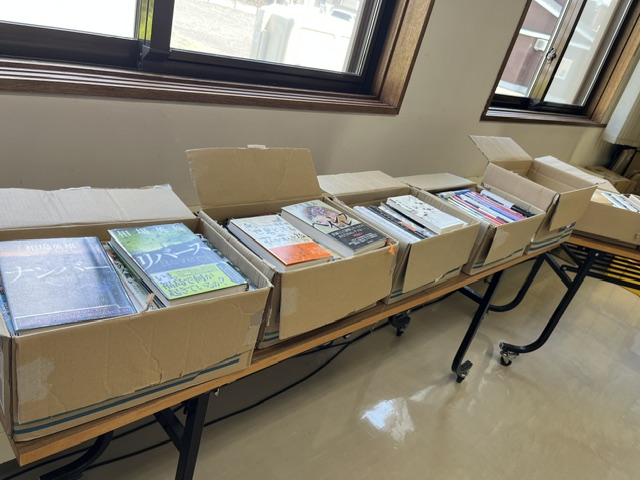 kun_tosyo's tweet photo. 【ミニ古本市】本日7月12日は、「ミニ古本市」📚
今回は「小説・文芸書」を集めました。
古本市は10:00～15:00の時間で、1冊10円で販売します！

ふるさとまつりもありますので、ぜひ涼みに！
もしくは午後から雨予報もありますので、雨宿りに、いらしてください😊

開館時間は17:00までです！ https://t.co/EjGXA9aL8N