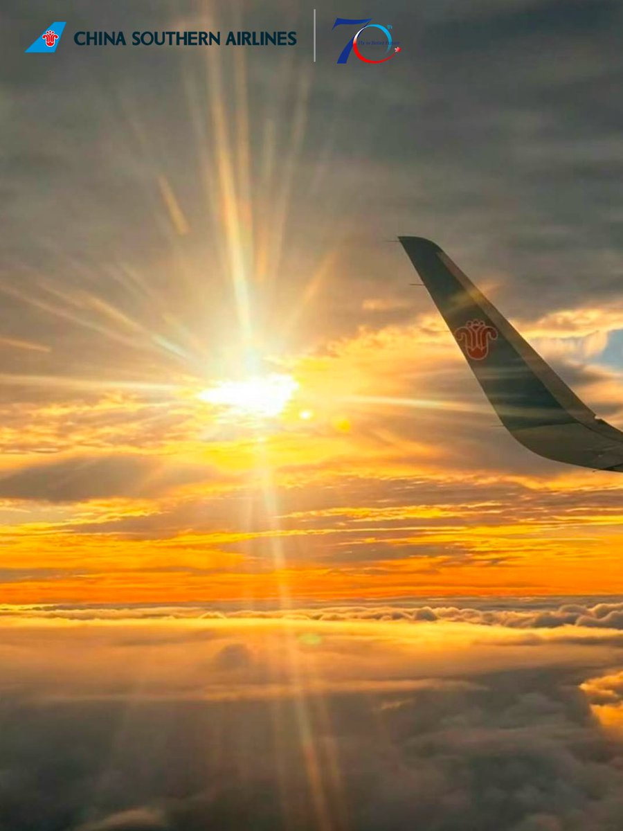 CSAIRGlobal's tweet photo. Good morning! Golden rays break through the clouds as China Southern Airlines accompanies you on your journey.✈️✨
#CSAir #FlyWithCSAir https://t.co/6d3F2deoE9