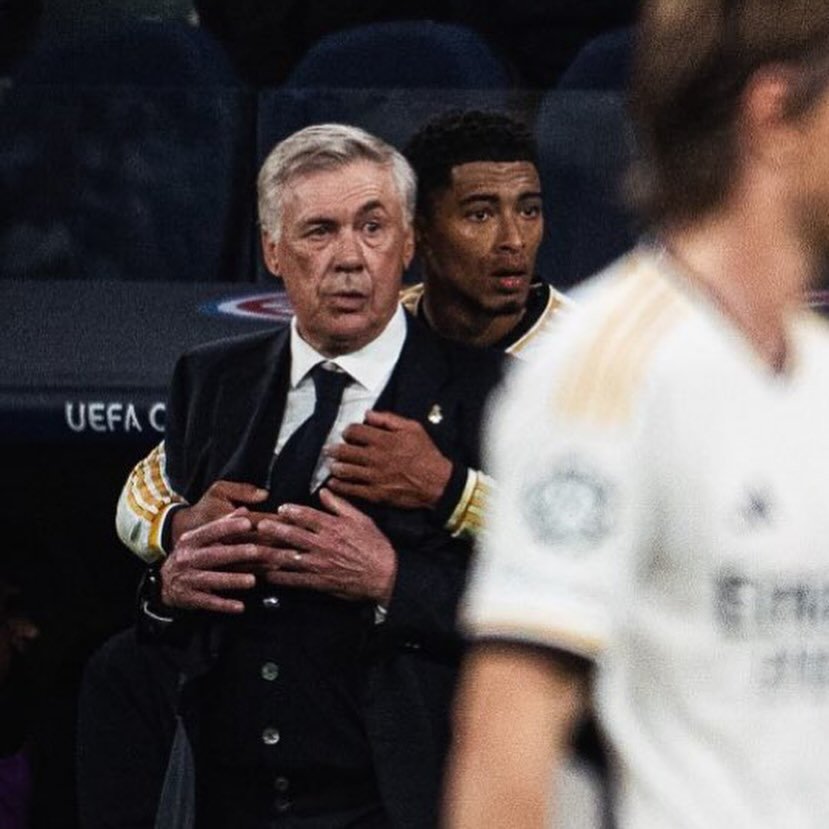 panditfootball's tweet photo. Peran Don Carlo dalam Transformasi Jude 🌟

Keberhasilan Jude Bellingham menemukan potensi terbaiknya tidak lepas dari kejeniusan taktis Carlo Ancelotti. Pada tahun 2023/2024, Real Madrid kehilangan mesin gol utama mereka, Karim Benzema, namun manajemen hanya memberikan Joselu sebagai opsi pengganti di lini depan. Menghadapi situasi pelik tersebut, Don Carlo memutar otak dan berani merombak pakem tim dengan menempatkan Jude di posisi nomor 10 dalam formasi 4-4-2 diamond.

Menariknya, peran Jude di posisi tersebut bukanlah sebagai playmaker murni yang bertugas mengatur ritme, melainkan sebagai penyerang lubang (shadow striker) yang menjadi target utama di dalam kotak penalti karena dua penyerang utama bergerak melebar ke kiri. 

Di musim transformasional itulah Jude akhirnya menyadari potensi tersembunyinya: ia bukan cuma seorang gelandang petarung yang andal memenangkan duel di lini tengah, tetapi juga memiliki naluri predator dan produktivitas gol setara penyerang kelas dunia.