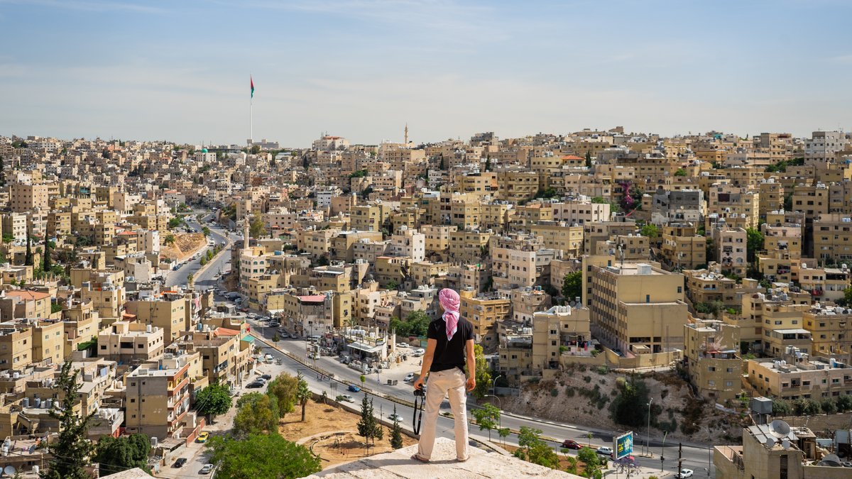 WorldBankMENA's tweet photo. التمويل الثاني الجديد لبرنامج سياسات التنمية لتحقيق النمو والتنافسية في #الأردن بقيمة 700 مليون دولار يسهم في فتح سوق الكهرباء أمام المستثمرين في مجالي الطاقة المتجددة وتخزينها لأول مرة، وتبسيط إجراءات تراخيص الأعمال، وتحديث منظومة المعاملات الرقمية. https://t.co/JOcxexVG1N https://t.co/MBUmk5kUvW
