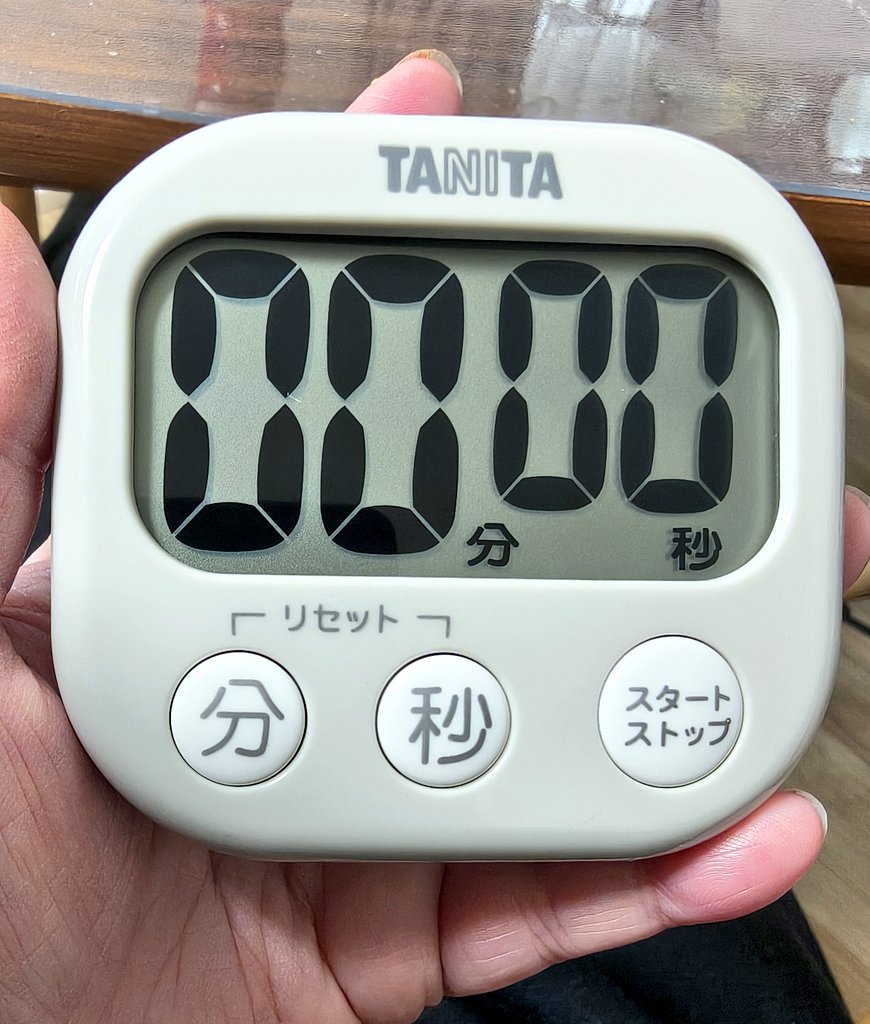 ukkarryC's tweet photo. おはようー。
長男の勉強用にタニタのキッチンタイマー買ったんだけど、グレーなんてあったんだ？！と即決。
……シンプルで可愛い……。
キッチンのタイマーもこの色に変えたい…(無駄遣いダメ！) https://t.co/A9Y7novFnf