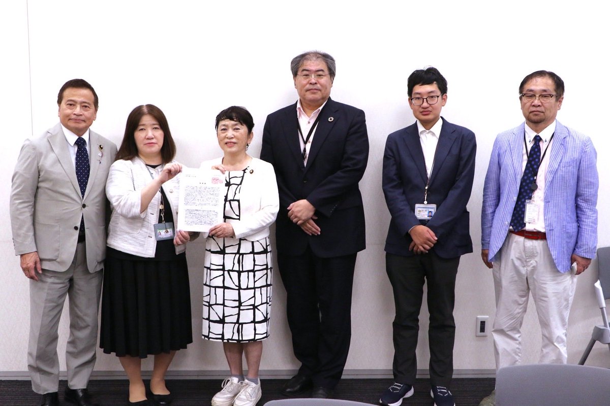 mizuhofukushima's tweet photo. 先日連合から社民党に対して要望を受けました。政策提言をしっかり読み込み頑張っていきます。 https://t.co/sWlRxPCPbm