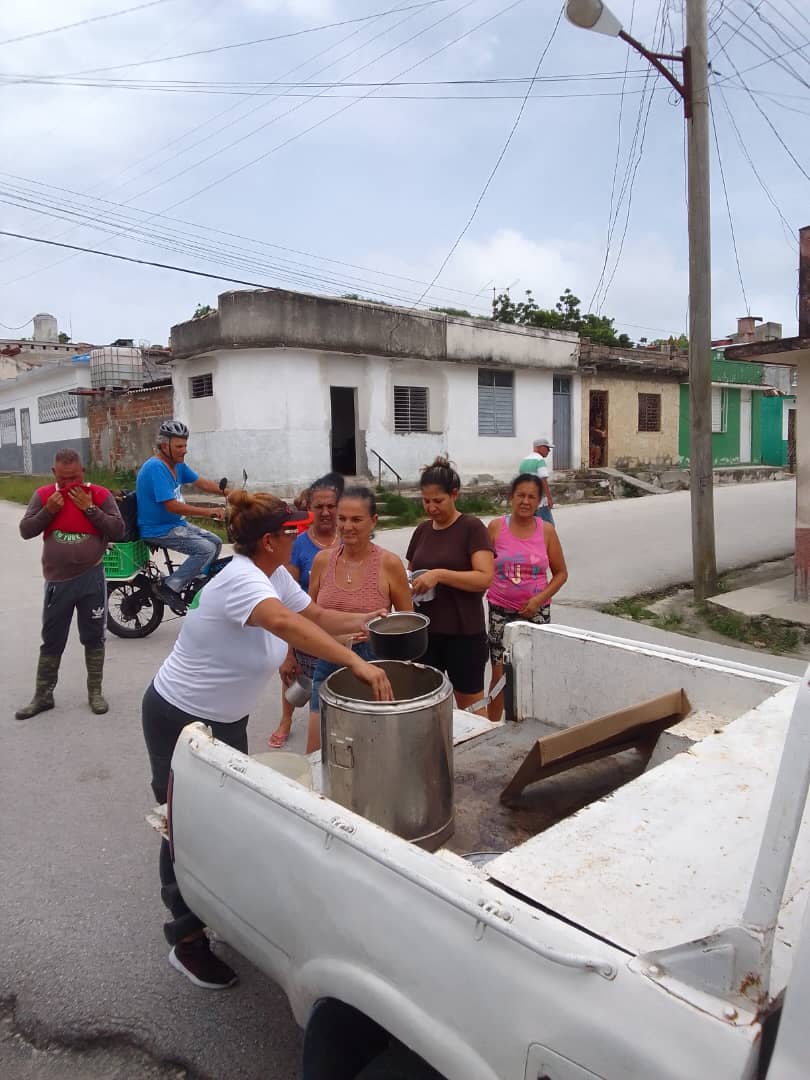villacons's tweet photo. #10AñosECMVC 👷🥘 Para fortalecer el vínculo con la comunidad y a su vez, llevar solidaridad al barrio, la UEB # 6 de la #ECMVC elaboró una rica caldosa para los habitantes del Consejo Popular Vigía de #SantaClara .

#RevolucionEsConstruir
#VillaClaraConTodos
#LaPatriaSeDefiende https://t.co/RP6o82THCI