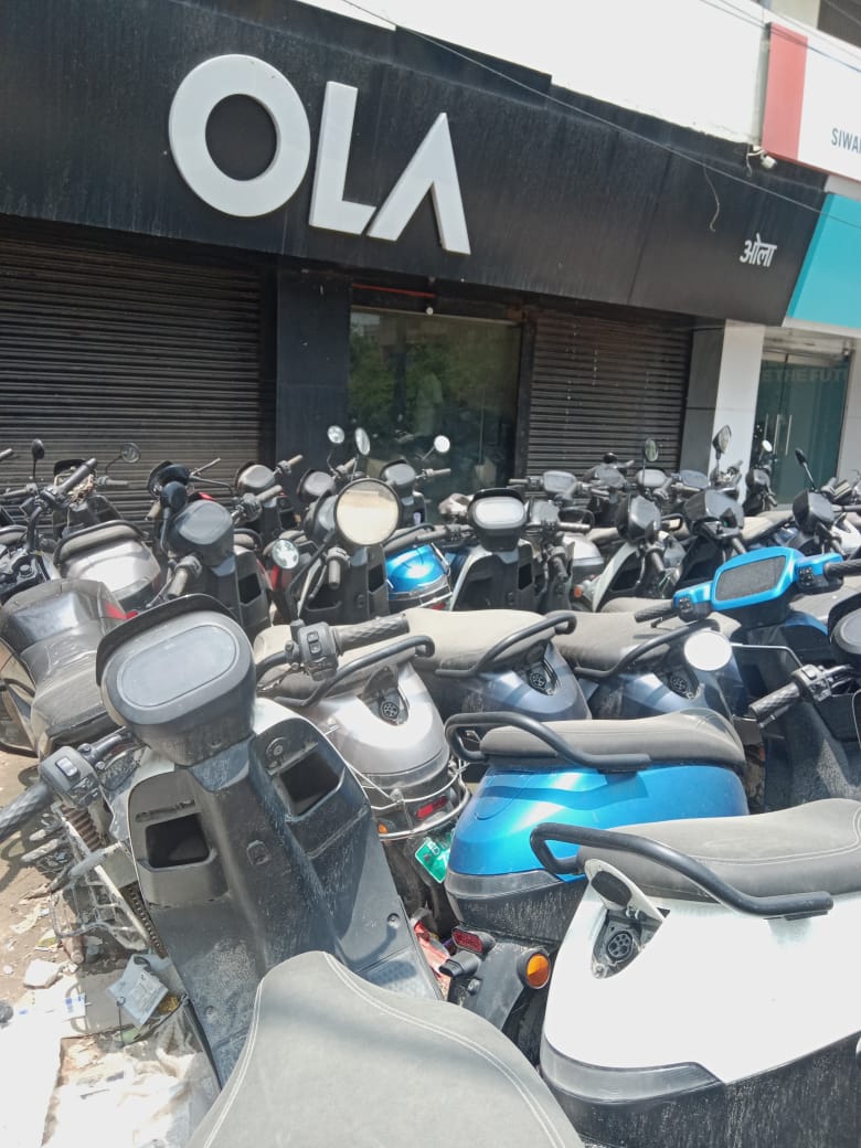 KumarVi99099873's tweet photo. @OlaElectric Koi bhi Ola ka scooter Na kharide mein lekar fans Gaya Hun lena hai to Hero ka le lo ethar le lo Bajaj Le Lo yah petrol hi sahi hai main naya petrol kahin liya hun bola Mera nahin chal raha hai na service iska sahi hai https://t.co/GwvXTDKeL8