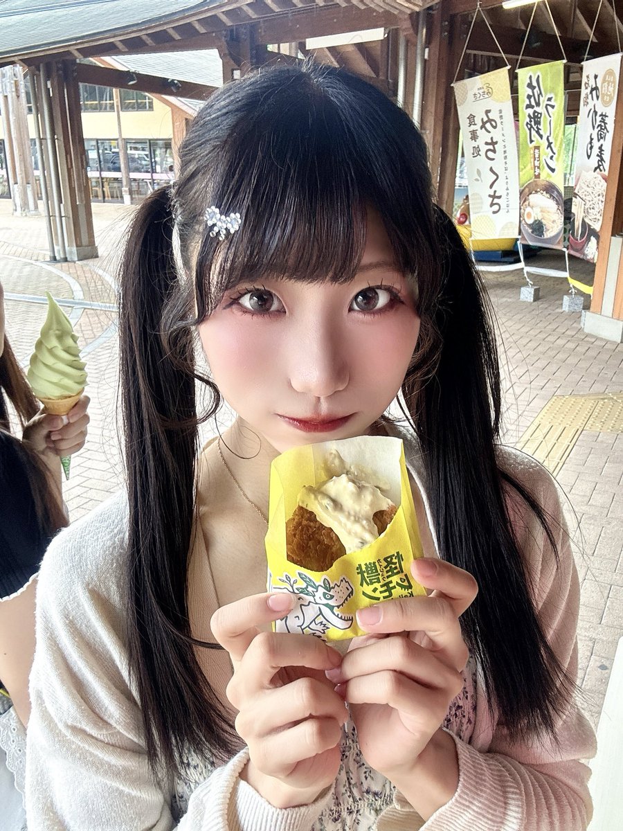 おはりんりーん🔔すずだよっ！ 昨日撮った写真、後ろでソフトクリーム