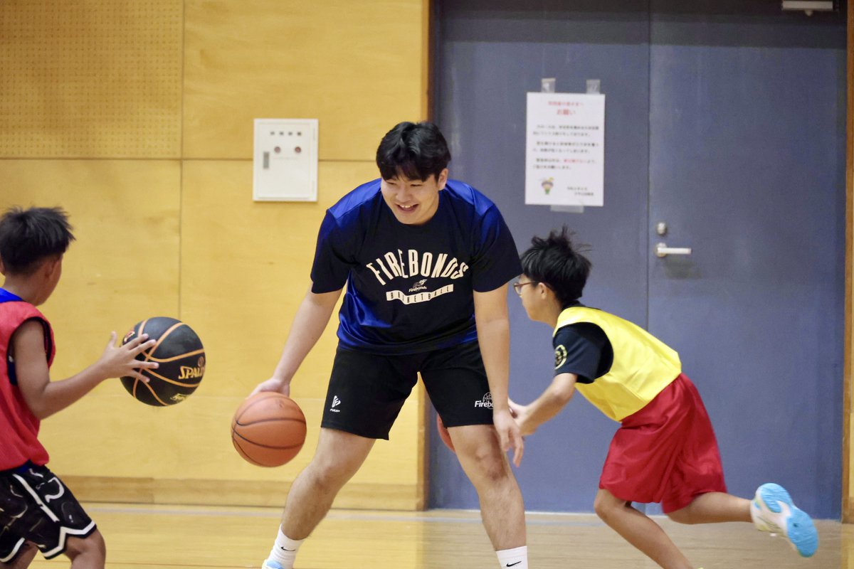firebonds's tweet photo. 日頃より練習会場として使用させていただいている片平公民館への感謝の気持ちを込めて、片平地区の小・中学生を対象にバスケットボールクリニックを開催しました🏀

小学生は小川選手と米山選手と一緒にボール遊びやドリブル鬼ごっこ、ミニゲームを通してバスケットボールの楽しさを体感😊

中学生は阿部DC・VCと新川選手を中心に、より実践的なメニューに真剣に取り組みました💪

ご参加いただいた皆さま、ありがとうございました！

#firebonds
#福島ファイヤーボンズ