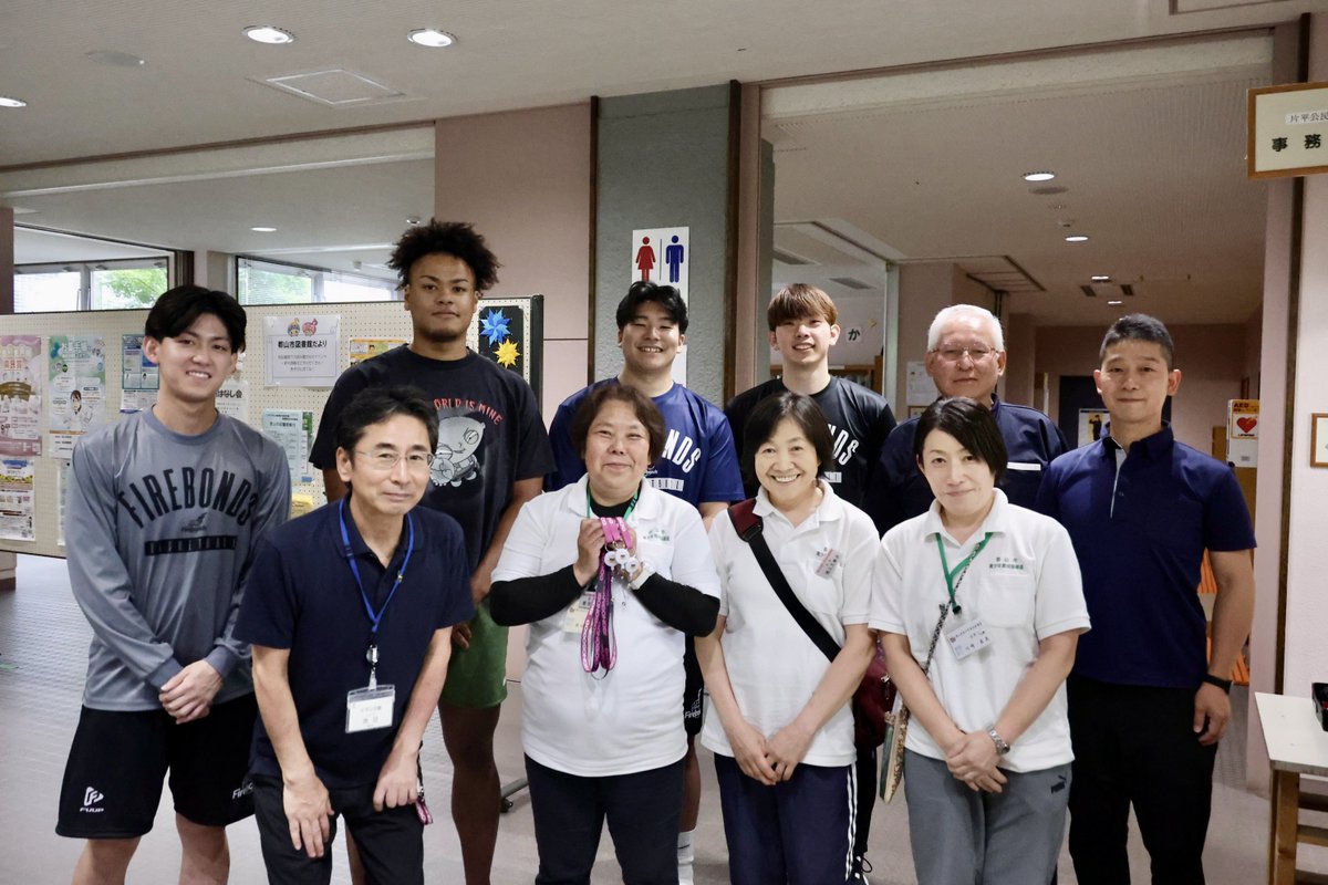 firebonds's tweet photo. また、日頃よりお世話になっている片平公民館の職員の皆さまへ、感謝の気持ちを込めて福島ファイヤーボンズオリジナルネックストラップを贈呈しました💜✨

今シーズンもどうぞよろしくお願いいたします！ https://t.co/jLR7kkyPXB