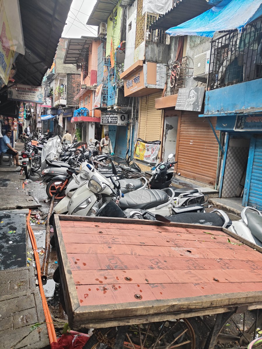 AvdheshPraja's tweet photo. @MTPHereToHelp 
@mybmcWardFN 
@MumbaiPolice 
Avdhesh
I would like to respectfully bring to your attention that unauthorized parking is taking place near the Santoshi Mata Temple in Sangam Nagar, Wadala East. I request the administration to have it removed as soon as possible. https://t.co/68GAAgRKtm