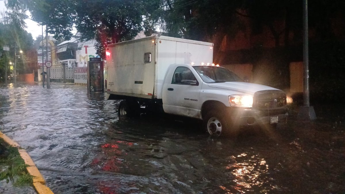 SEGIAGUA's tweet photo. #BrigadaSEGIAGUA atiende reporte de encharcamiento en📍Calzada de Tlalpan y Hermenegildo Galeana, colonia Tlalpan Centro, @TlalpanAl. #Tlaloque2026🌧️ https://t.co/bBoiSpqxnB