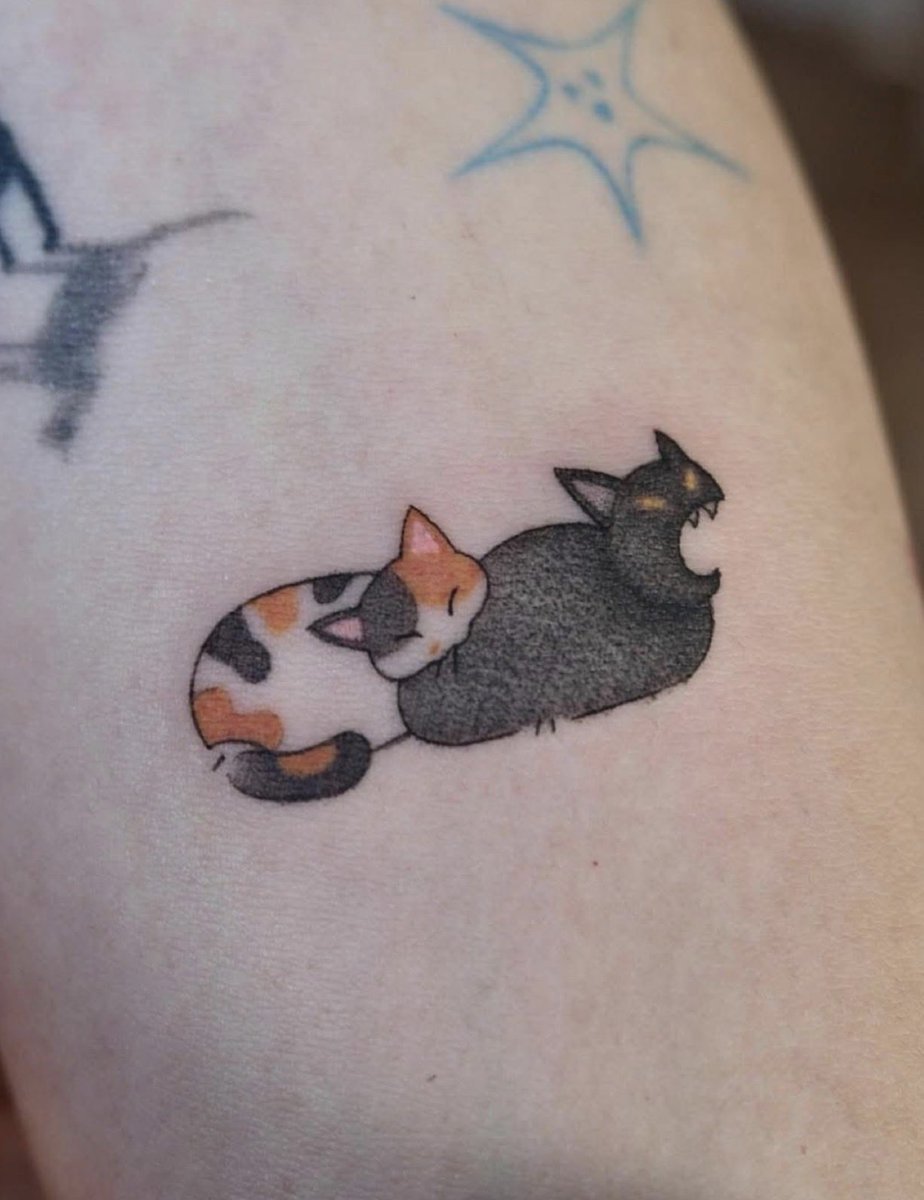 huzzaifaEsteban's tweet photo. Sweet dreams &amp; wild side in one tat 😺🌙
Cuddly calico meets shadow beast!
Who else has a cat tattoo? #CatTattoo #CuteButFierce #TattooLover https://t.co/tj7AAL8OCw