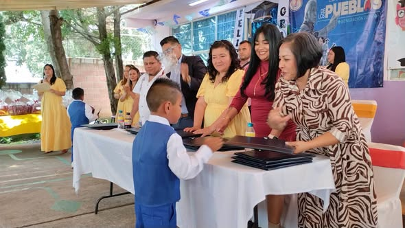AntorchaNoro's tweet photo. #FelizSabado 
La ceremonia estuvo llena de alegría y talento. Las y los graduados ofrecieron un colorido homenaje a Colombia mediante un cuadro artístico.
https://t.co/drKXNXxQPs https://t.co/sDdTxBvump