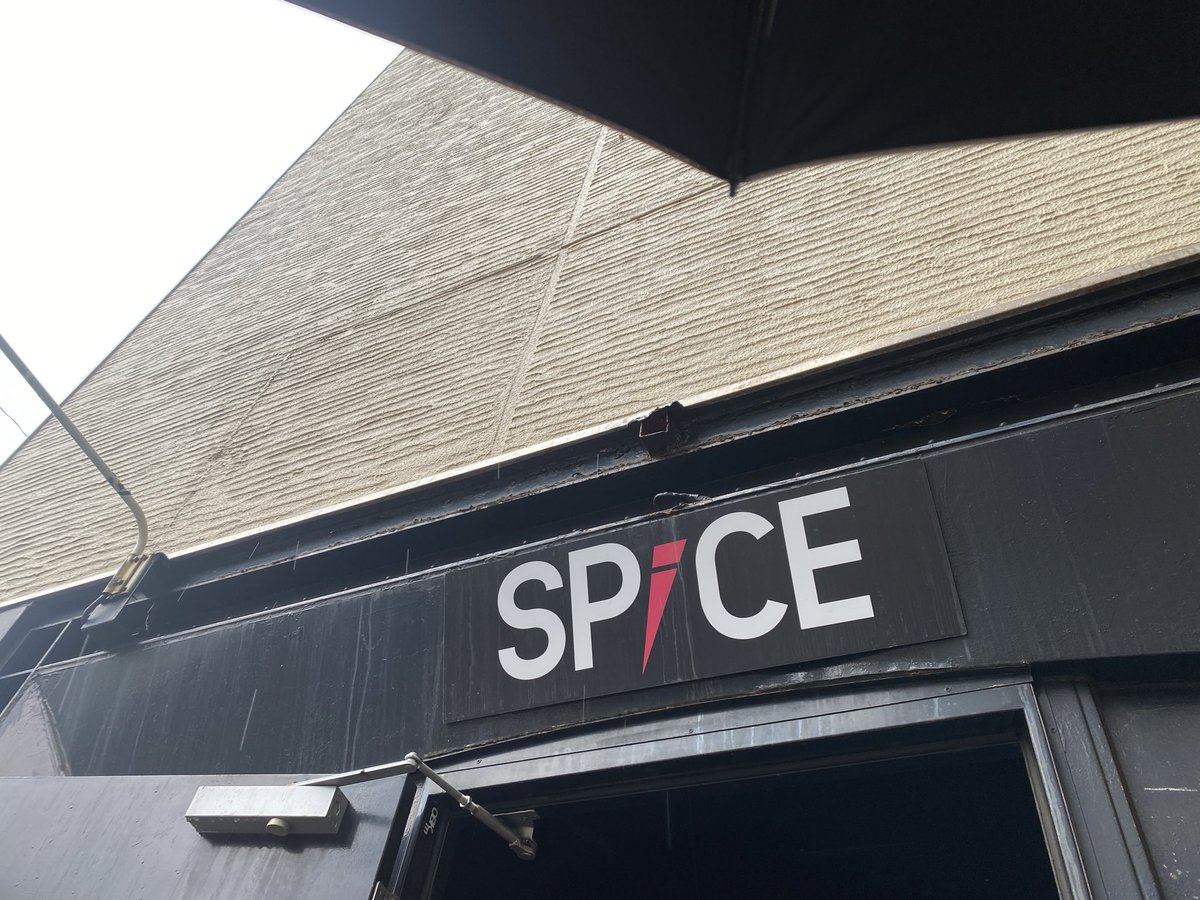 KANAP9's tweet photo. SEX冠 札幌SPICE 1日目

オープニングトークの盛り上がりそのままでライブ本編へ🔥

マシンガンズ、THE冠共にエグい盛り上がりで、
「来年も来ないと！」「北海道でワンマン2daysやりたい」と言わしめるほど

シンドいのにめっちゃ楽しい！！
だからこのカップリングは最強なのだよ😏✨ https://t.co/AR96hoBvYY