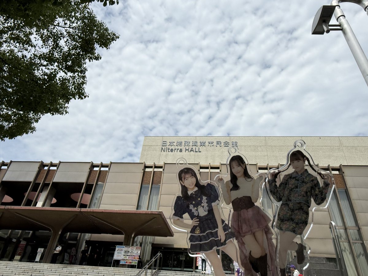 fruitmandarinor's tweet photo. ハロコン2日目
ホテルチェックアウトしたので
会場即到着！👍✨
グッズ列に並びます

わがままさおりん楽しみだなぁ〜🩷 https://t.co/9BARvDbnvs