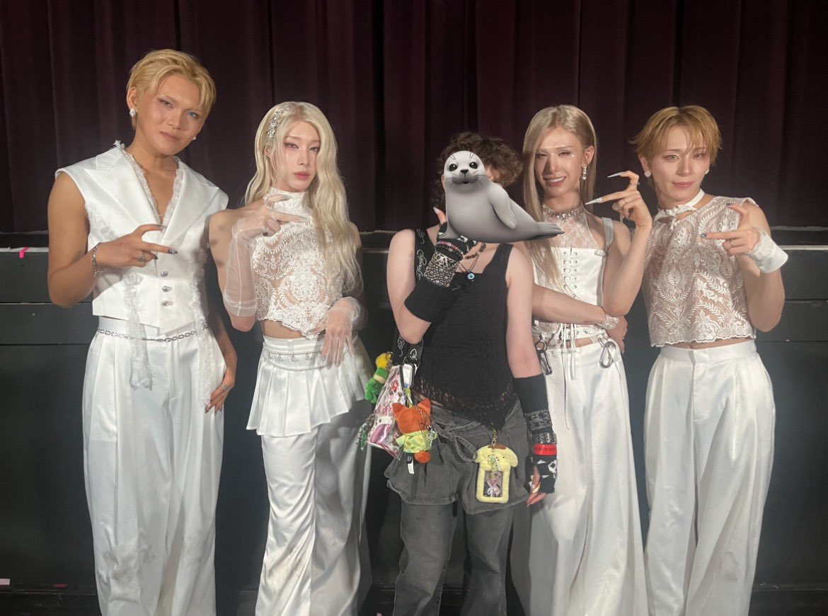 sealmuti's tweet photo. LETS ALL WEAR WHITE AND NOT TELL BOWIE https://t.co/DVx7Y61K2f