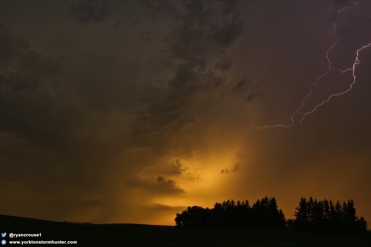 ryancrouse1's tweet photo. July 10, 2026
STELLAR Stormy Sunset, N of Hubbard SK Canada (9:30 pm)
#stormhour #storm #thunderstorm #NaturePhotography #ThePhotoHour #natgeoyourshot #photooftheday #BeautifulWorld #exploresask #wxtwitter #stormchasing #severeweather #weather #skstorm #skwx #lightning #sunset https://t.co/a8DcGEM8Id